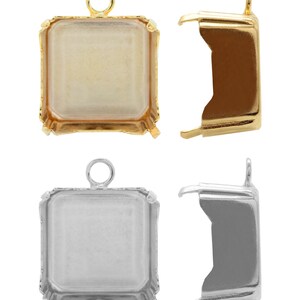 Peut inclure: Deux ensembles de montures de pendentif carrées, l'un en or et l'autre en argent. Chaque ensemble comprend un pendentif avec une ouverture carrée pour une pierre et une pièce arrière séparée. Les montures de pendentif ont une boucle en haut pour s'attacher à une chaîne ou un cordon.