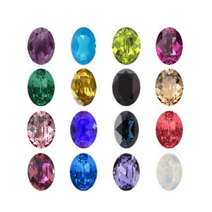 Peut inclure: Une collection de seize pierres précieuses à facettes de forme ovale disposées en une grille de quatre par quatre. Les pierres présentent une variété de couleurs dont le violet, le bleu vif, le vert citron, le magenta, le vert émeraude, l'or, le noir, le champagne, le rose, le bleu roi, le gris foncé, le rouge, le prune foncé, le bleu saphir, la lavande et le blanc.