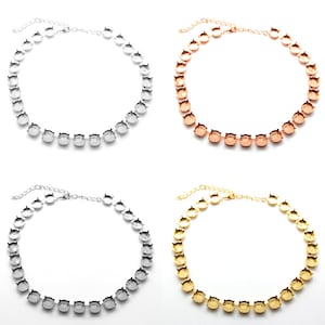 Op de afbeelding: Vier zilveren, roségouden en gouden choker kettingen met ronde settings voor strass steentjes. Elke ketting heeft een karabijn sluiting.