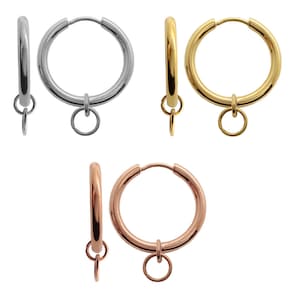 Puede incluir: Tres pares de pendientes de aro con un dije colgante. Los pendientes están disponibles en plata, oro y oro rosa.