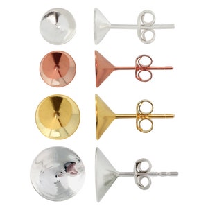 Puede incluir: Conjunto de cuatro pendientes de botón redondos en plata, oro rosa, oro y plata cepillada. Cada pendiente tiene una parte superior redonda y lisa y un poste con cierre de mariposa.