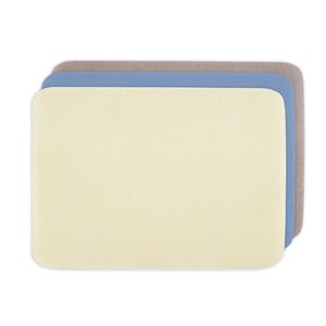 Op de afbeelding: Drie rechthoekige badmatten in verschillende kleuren: lichtbeige, lichtblauw en grijs. De matten zijn gemaakt van een zacht, absorberend materiaal.