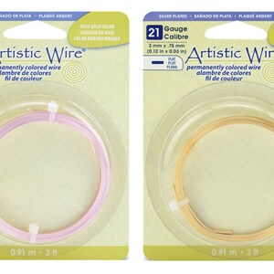 Puede incluir: Dos carretes de alambre Artistic Wire de calibre 21, uno en oro rosa y otro en oro. Cada carrete contiene 3 pies de alambre, que tiene 0,12 pulgadas de ancho y 0,03 pulgadas de grosor.