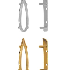 Könnte beinhalten: Zwei Sätze Metallfassungen für einen Anhänger oder Ohrring. Ein Satz ist silberfarben und der andere goldfarben. Beide Sätze haben eine Tropfenform mit einer spitzen Oberseite und einer abgerundeten Unterseite.