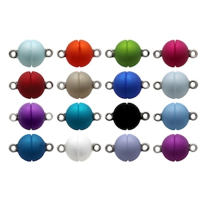 Könnte beinhalten: Sortiment von 16 Magnetverschlüssen in verschiedenen Farben, darunter Rot, Blau, Grün, Lila und Weiß. Jeder Verschluss ist eine Kugel mit zwei Metallschlaufen zum Anbringen an Schmuck oder anderen Bastelarbeiten.