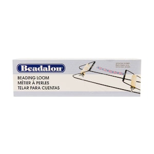 Può includere: Un telaio per perline in metallo nero con rulli in legno. La scatola include istruzioni in inglese, francese e spagnolo. Beadalon Beading Loom, Métier à Perles, Telar para Cuentas.