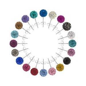Può includere: Una collezione di orecchini a bottone con un design sferico. Ogni orecchino presenta un gruppo di piccole pietre scintillanti in vari colori, tra cui viola, blu e oro. Gli orecchini sono disposti in un motivo circolare su sfondo bianco.