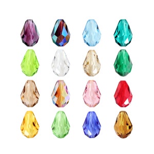 Puede incluir: Surtido de 16 cuentas de cristal en forma de lágrima en varios colores, incluyendo transparente, verde, azul, rojo, dorado y morado.