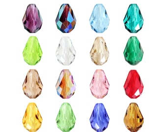 Op de afbeelding: Assortiment van 16 druppelvormige kristallen kralen in verschillende kleuren, waaronder helder, groen, blauw, rood, goud en paars.