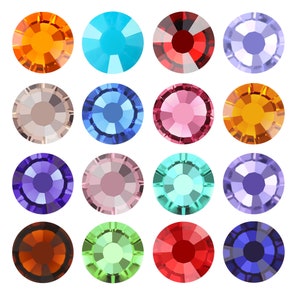 Puede incluir: Surtido de 16 piedras de cristal redondas y facetadas de colores. Las piedras de cristal están dispuestas en cuatro filas de cuatro, con cada fila presentando un color diferente. Los colores incluyen naranja, azul, rojo, morado, beige, azul claro, rosa, naranja claro, azul oscuro, rosa, turquesa, morado claro, marrón, verde, rojo y azul oscuro.
