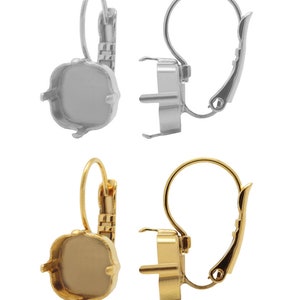 Op de afbeelding: Twee paar oorbelbevestigingen, een paar in zilver en een paar in goud. Elke bevestiging heeft een vierkante bezel voor een steen en een sluiting met een hendel.