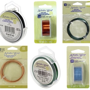Puede incluir: Surtido de carretes de alambre Artistic Wire en varios colores y calibres. Los carretes están etiquetados con el calibre, el color y la longitud del alambre. El alambre se utiliza para manualidades y la elaboración de joyas.