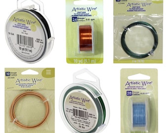 Può includere: Assortimento di bobine di filo Artistic Wire in vari colori e calibri. Le bobine sono etichettate con il calibro, il colore e la lunghezza del filo. Il filo è utilizzato per l'artigianato e la creazione di gioielli.