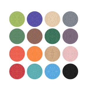 Puede incluir: Dieciséis objetos circulares de colores dispuestos en una cuadrícula. Los colores incluyen verde, azul, beige, gris, marrón, verde oscuro, morado, naranja, beige claro, rosa, rojo, turquesa y negro. Los objetos tienen una apariencia texturizada y moteada.