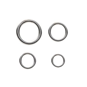 Puede incluir: Cuatro anillos de salto de plata de diferentes tamaños. Los anillos son lisos y brillantes.