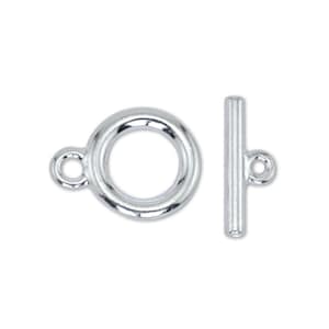 Op de afbeelding: Zilverkleurige toggle-sluiting met een ronde lus en een rechte staaf. De sluiting is ontworpen voor het maken van sieraden en is ongeveer 2,5 cm lang.