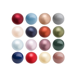 Può includere: Una collezione di 16 ornamenti rotondi in vari colori, tra cui rosso, blu, verde, oro e bianco. Gli ornamenti sono disposti in uno schema a griglia.