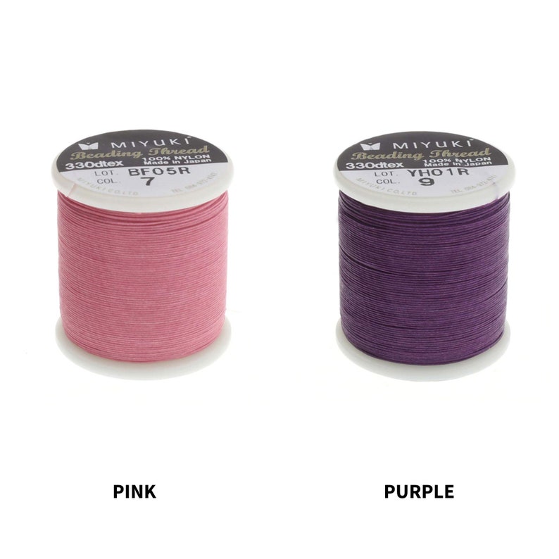 Op de afbeelding: Twee spoelen Miyuki Beading Thread, &eacute;&eacute;n roze en &eacute;&eacute;n paars. De spoelen zijn gelabeld met de merknaam, het type draad en het kleurnummer. De roze spoel is gelabeld "BF05R 7" en de paarse spoel is gelabeld "YHO1R 9".
