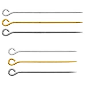 Puede incluir: Seis alfileres de cabeza, tres plateados y tres dorados, con un bucle en un extremo. Los alfileres están dispuestos en tres filas de dos, con los alfileres plateados en la parte superior y los alfileres dorados en la parte inferior.