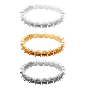 Può includere: Tre montature per anello identiche in diverse finiture metalliche: argento, oro e rodio. Ogni montatura è una banda continua di griffe progettata per contenere una fila di pietre preziose.