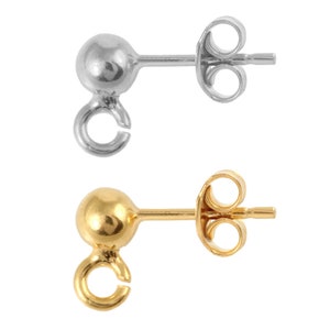 Pode incluir: Dois achados de brincos, um prateado e outro dourado. Cada achado tem uma pequena bola na parte superior e um laço na parte inferior. Os achados são projetados para serem anexados a um brinco de poste.