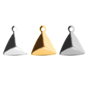 Pode incluir: Três pingentes de metal em forma de triângulo em prata, ouro e preto.