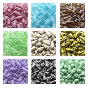 Pode incluir: Conjunto de 10 cores diferentes de contas de vidro em forma de lágrima. As contas têm uma superfície texturizada e estão dispostas em uma grade.