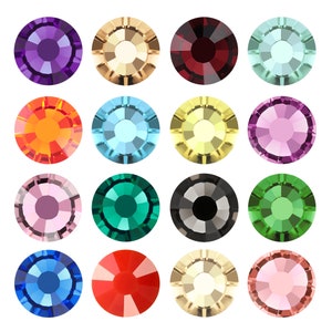 Può includere: Assortimento di 16 strass rotondi e sfaccettati in vari colori, tra cui viola, oro, rosso, blu, arancione, verde, rosa e nero.
