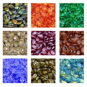 Può includere: Assortimento di perline di vetro in vari colori, tra cui verde, arancione, marrone, viola, blu e turchese. Le perline hanno la forma di foglie e una finitura lucida e iridescente.