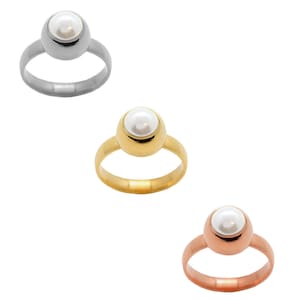 Peut inclure: Trois bagues en perles dans différentes finitions métalliques : argent, or et or rose.