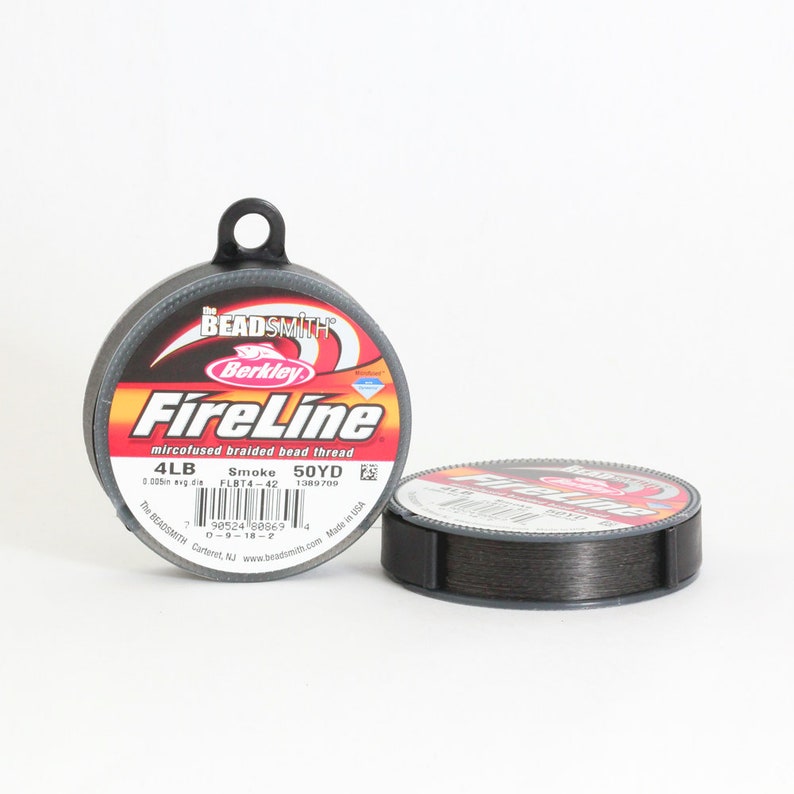 Puede incluir: Una bobina de hilo de cuentas trenzado microfusionado Berkley FireLine en color humo. La bobina es de 50 yardas y 4 lb. La etiqueta tambi&eacute;n dice "The Beadsmith" y "Made in USA".