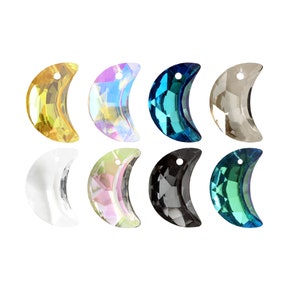 以下が含まれることがあります： 透明、水色、濃い青、緑、ピンク、グレー、黄色の8つの三日月型のクリスタルチャーム