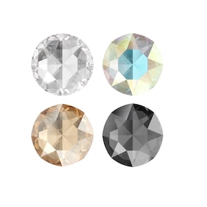 Peut inclure: Quatre strass ronds de différentes couleurs : transparent, iridescent, or et noir.