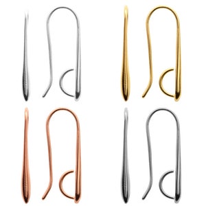 Puede incluir: Conjunto de seis ganchos para pendientes en tres acabados metálicos diferentes: plata, oro y oro rosa. Cada gancho tiene un diseño simple y elegante con un alambre curvo y un extremo puntiagudo.