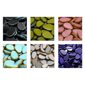 Puede incluir: Seis imágenes que muestran baldosas de mosaico ovaladas y decorativas. Las baldosas, con un acabado brillante, están disponibles en negro, verde oliva, rosa, azul claro, blanco y morado oscuro. Las baldosas tienen forma redondeada.