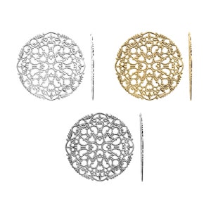 以下が含まれることがあります： 金、銀、アンティークシルバーの3つの丸い金属製のフィリグリー装飾。各装飾は、繊細で複雑なデザインで、花柄のモチーフが施されています。