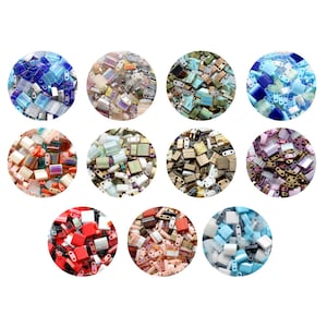 Può includere: Un assortimento di piccole perline colorate in varie tonalità, tra cui blu, verde, rosso e rosa, disposte in motivi circolari. Le perline sembrano rettangolari o quadrate, con una finitura lucida. Ideali per la creazione di gioielli e progetti di artigianato.