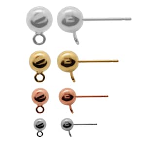 Peut inclure: Quatre paires de fermoirs d'oreille en argent, or, or rose et noir. Chaque fermoir a une boule ronde au sommet avec une boucle pour attacher un charme ou un pendentif.