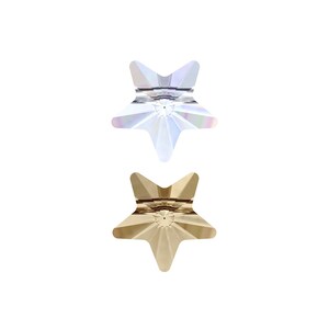 Op de afbeelding: Twee stervormige kristallen ornamenten. Eén is helder met iriserende facetten, de andere is goudbruin van kleur. Beide hebben een vijfpunts sterontwerp met een gefacetteerd midden. Op een witte achtergrond.