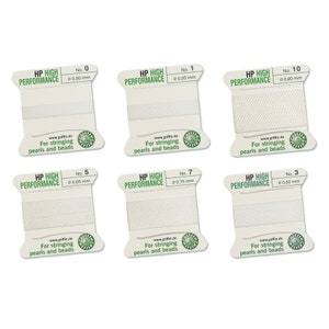 Pode incluir: Seis bobinas de fio branco para contas, rotuladas "HP HIGH PERFORMANCE", com diâmetros variando de 0,30 mm a 0,90 mm. Cada bobina está em um cartão branco com o texto "For stringing pearls and beads" e o endereço do site.