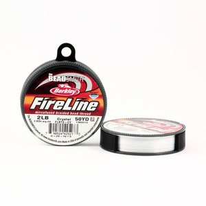 Puede incluir: Una bobina de hilo de cuentas trenzado microfusionado Berkley FireLine de color blanco. La bobina est&aacute; etiquetada con el nombre de la marca, el nombre del producto y detalles como 2lb, Crystal, 50yd y 0.003in avg die.