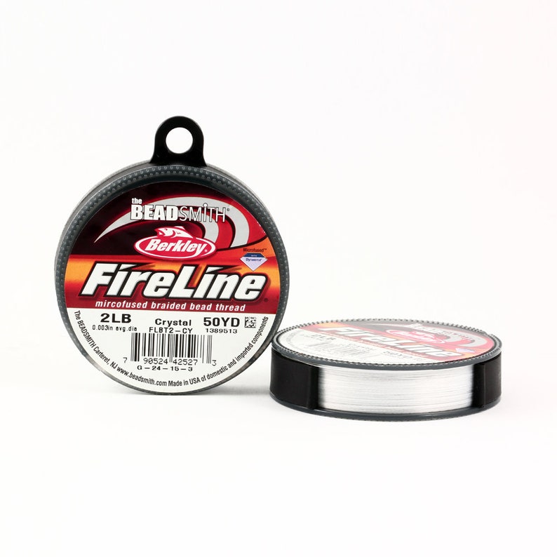 Puede incluir: Una bobina de hilo de cuentas trenzado microfusionado Berkley FireLine de color blanco. La bobina est&aacute; etiquetada con el nombre de la marca, el nombre del producto y detalles como 2lb, Crystal, 50yd y 0.003in avg die.