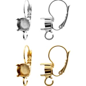 Könnte beinhalten: Zwei Paar Ohrringfassungen, ein Paar in Silber und ein Paar in Gold. Jede Fassung hat eine runde Zarge für einen Stein und einen Bügelverschluss.