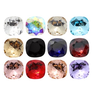 Könnte beinhalten: Sortiment von 12 quadratischen, facettierten Glas-Strasssteinen in verschiedenen Farben, darunter klar, schillernd, schwarz, blau, rot und rosa.