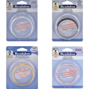 Könnte beinhalten: Vier Packungen Beadalon German Style Wire, jede mit einer anderen Farbe und Oberfläche. Die Packungen sind mit der Stärke, dem Quadrat und der Härte des Drahtes gekennzeichnet. Der Draht ist ideal zum Wickeln, Einrollen und Einrollen.