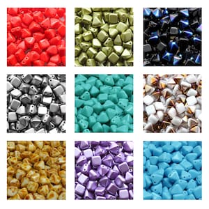 Peut inclure: Assortiment de 9 couleurs de petites perles de verre facettées en forme de pyramide. Les couleurs sont rouge, vert, noir, argent, turquoise, marron, crème, violet et bleu.