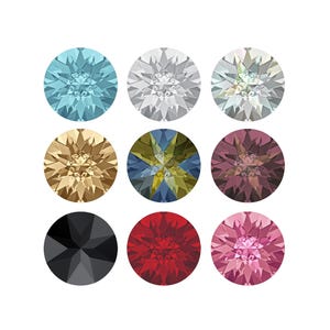 Puede incluir: Una colección de nueve cristales circulares facetados dispuestos en una cuadrícula de tres por tres. Los colores incluyen azul claro, transparente, iridiscente, dorado, verde oliva y azul, morado oscuro, negro sólido, rojo brillante y rosa.
