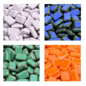 Könnte beinhalten: Sortiment aus kleinen, rechteckigen Glasfliesen in vier Farben: Weiß, Blau, Grün und Orange. Die Fliesen haben eine leicht strukturierte Oberfläche und eignen sich perfekt für Bastelarbeiten.