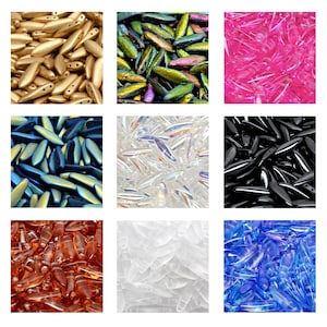Può includere: Assortimento di perline di vetro in vari colori, tra cui oro, verde, rosa, blu, nero e trasparente. Le perline hanno tutte la forma di un ovale lungo e stretto.