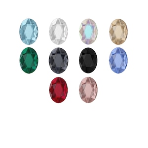 Può includere: Assortimento di pietre preziose ovali sfaccettate in vari colori, tra cui blu, verde, rosso, nero e bianco. Le pietre preziose sono disposte in una griglia su uno sfondo bianco.